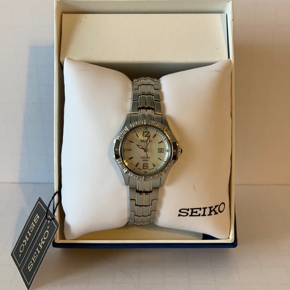 Seiko ladies bracelet watch.